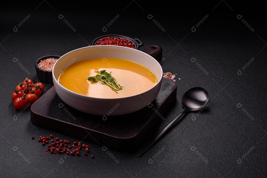 Sopa de abóbora e cenoura em uma mesa de concreto