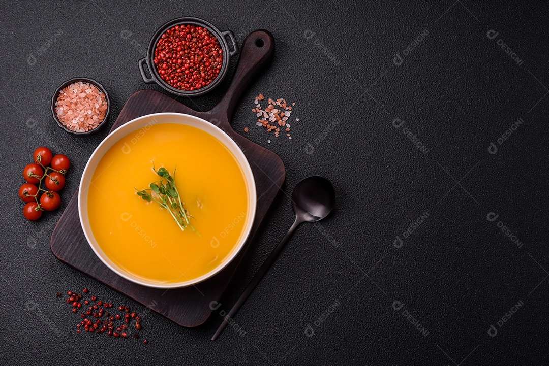 Sopa de abóbora e cenoura em uma mesa de concreto