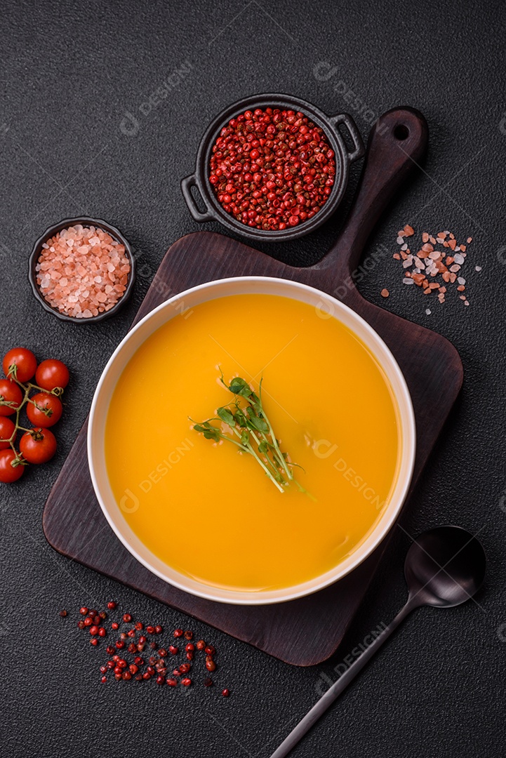 Sopa de abóbora e cenoura em uma mesa de concreto
