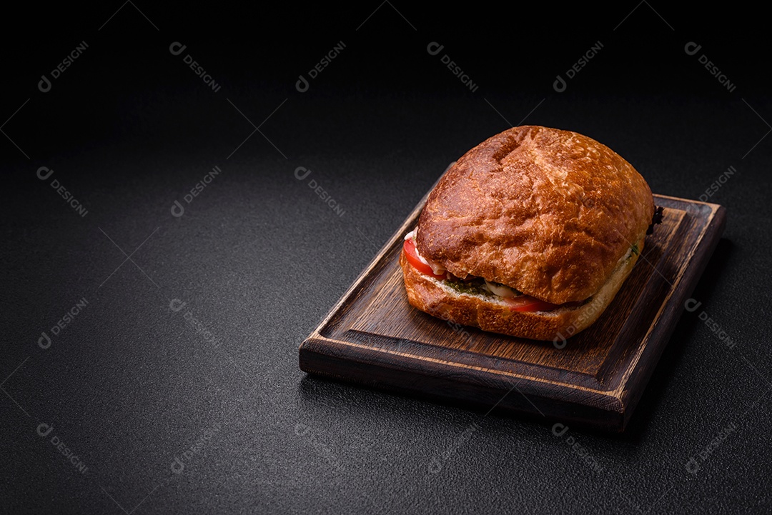 Sanduíche saboroso em uma mesa de concreto