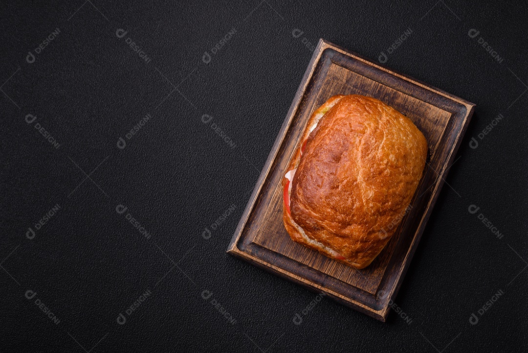 Sanduíche saboroso em uma mesa de concreto