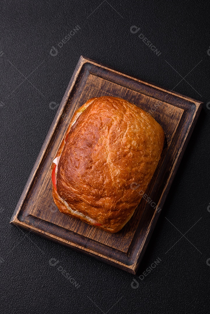 Sanduíche saboroso em uma mesa de concreto