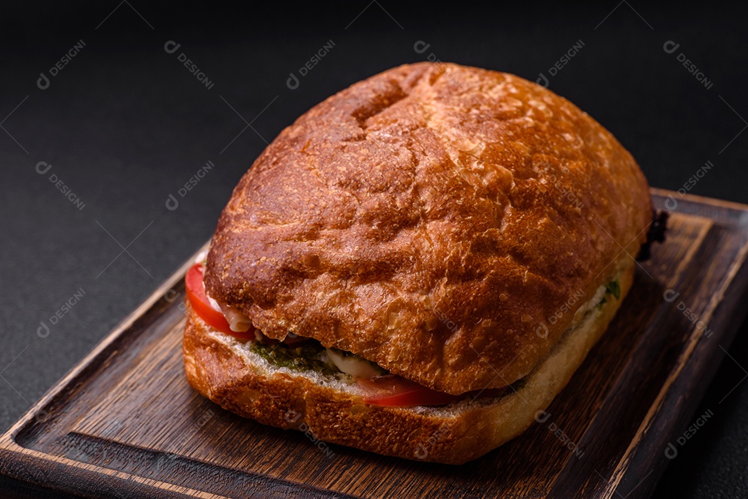 Sanduíche saboroso em uma mesa de concreto