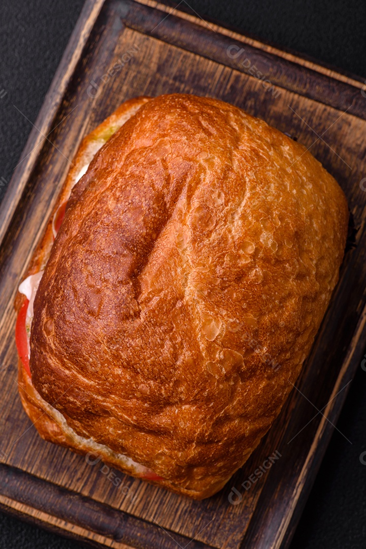 Sanduíche saboroso em uma mesa de concreto