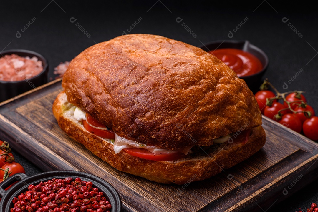 Sanduíche saboroso em uma mesa de concreto