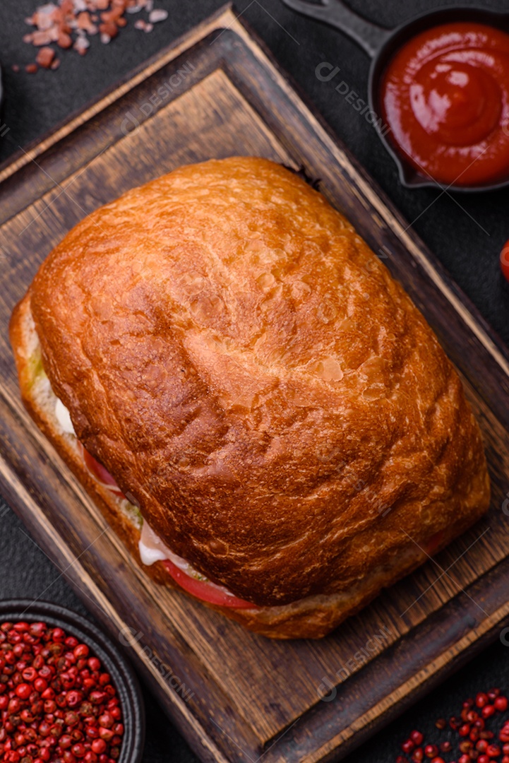 Sanduíche saboroso em uma mesa de concreto