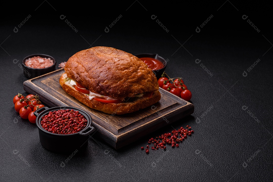 Sanduíche saboroso em uma mesa de concreto
