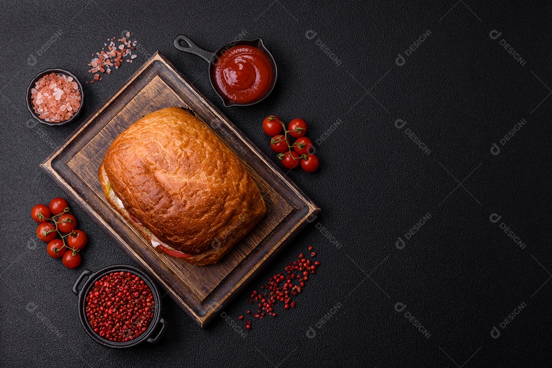 Sanduíche saboroso em uma mesa de concreto