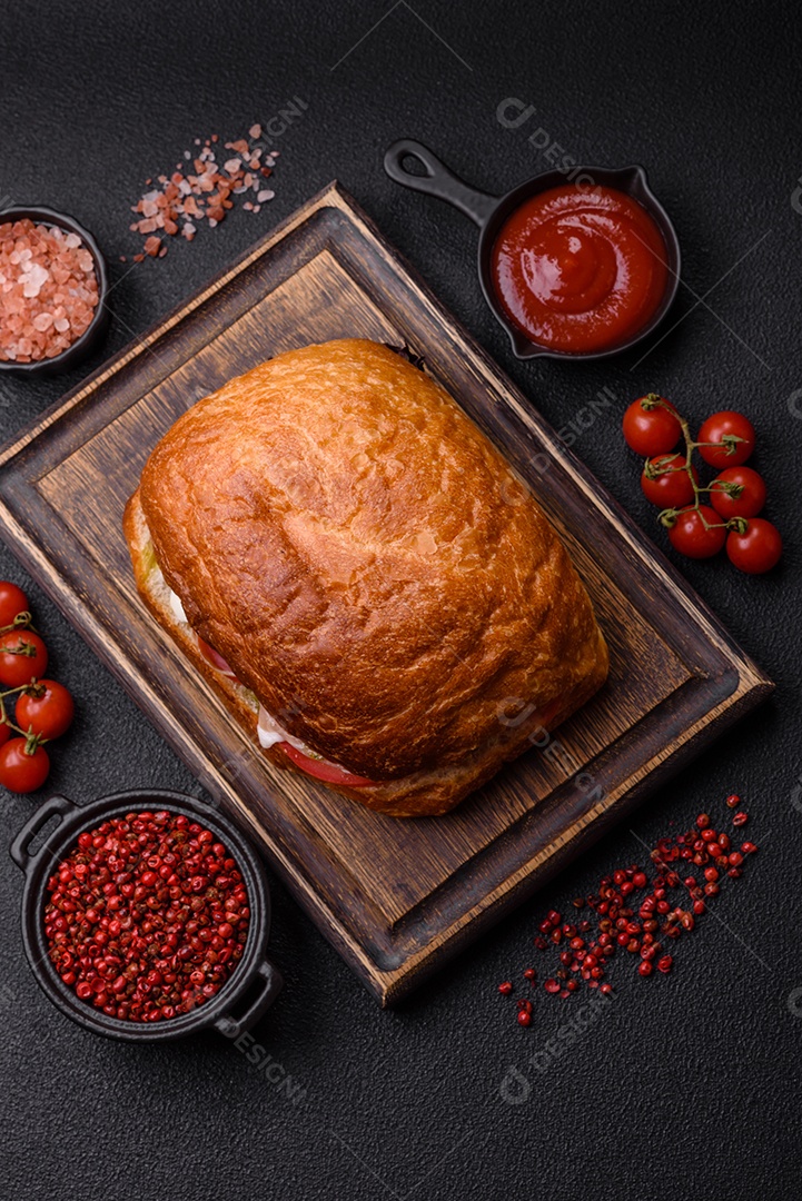 Sanduíche saboroso em uma mesa de concreto