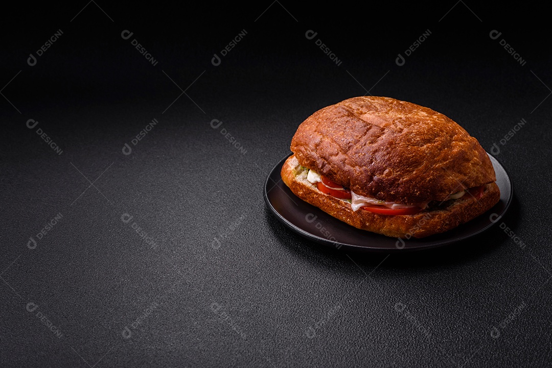 Sanduíche saboroso em uma mesa de concreto