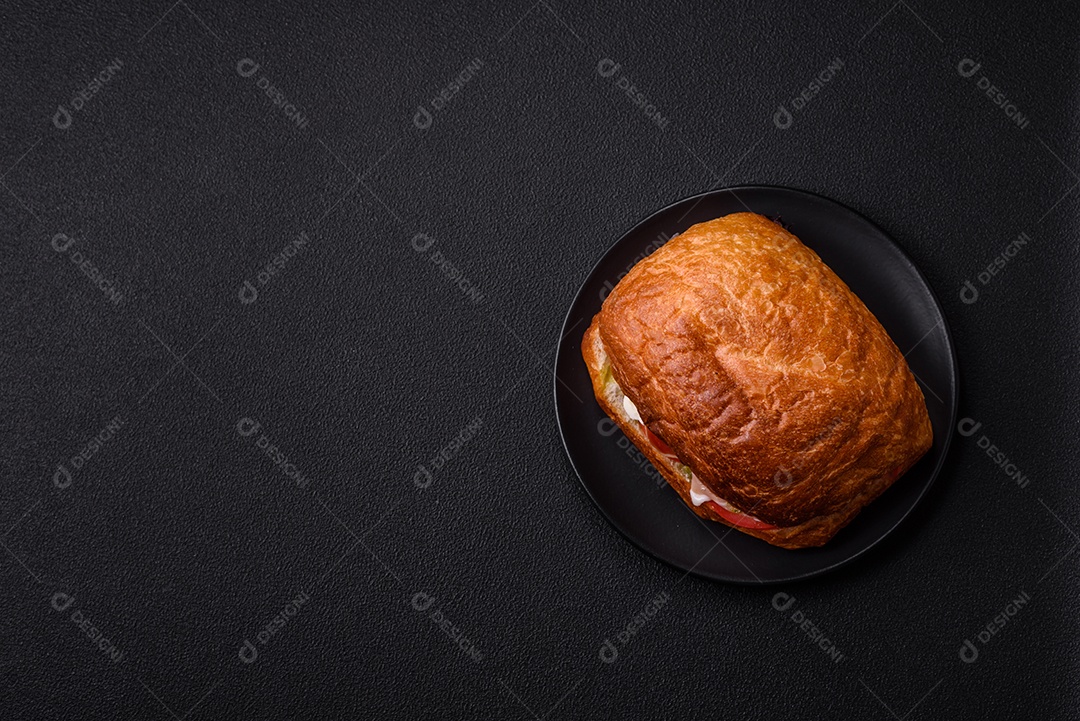 Sanduíche saboroso em uma mesa de concreto