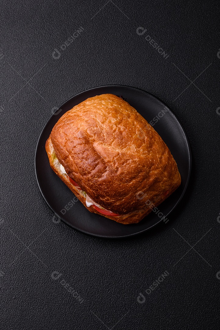 Sanduíche saboroso em uma mesa de concreto