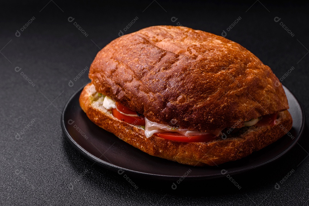 Sanduíche saboroso em uma mesa de concreto