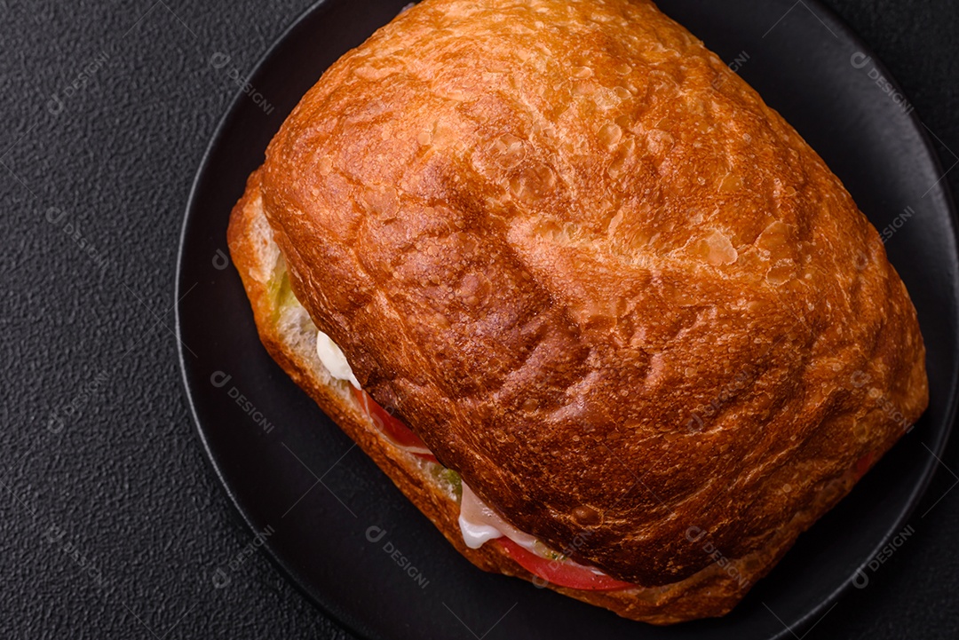 Sanduíche saboroso em uma mesa de concreto