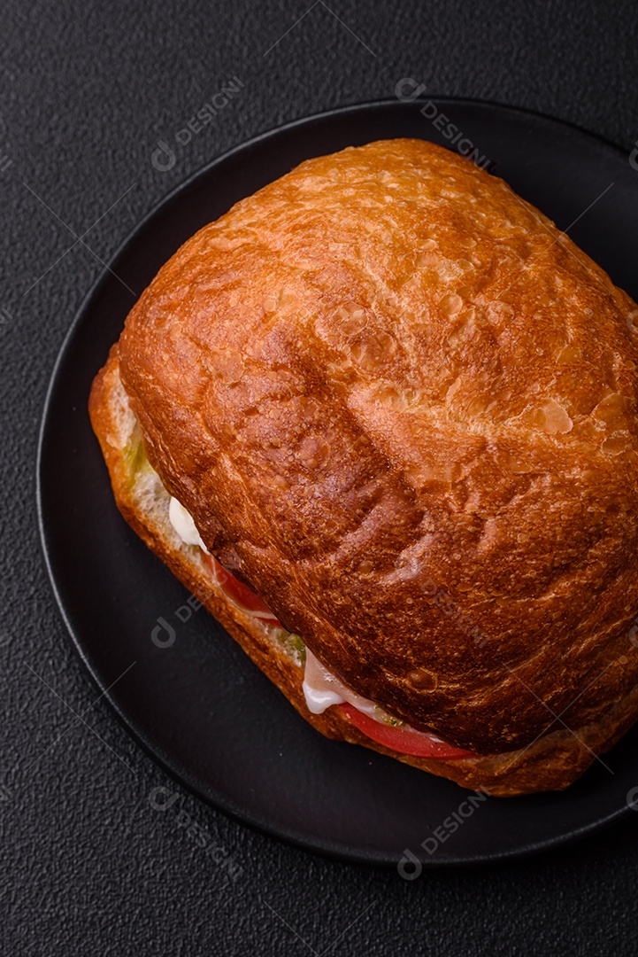 Sanduíche saboroso em uma mesa de concreto