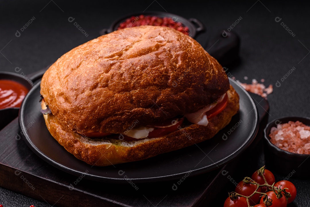 Sanduíche saboroso em uma mesa de concreto