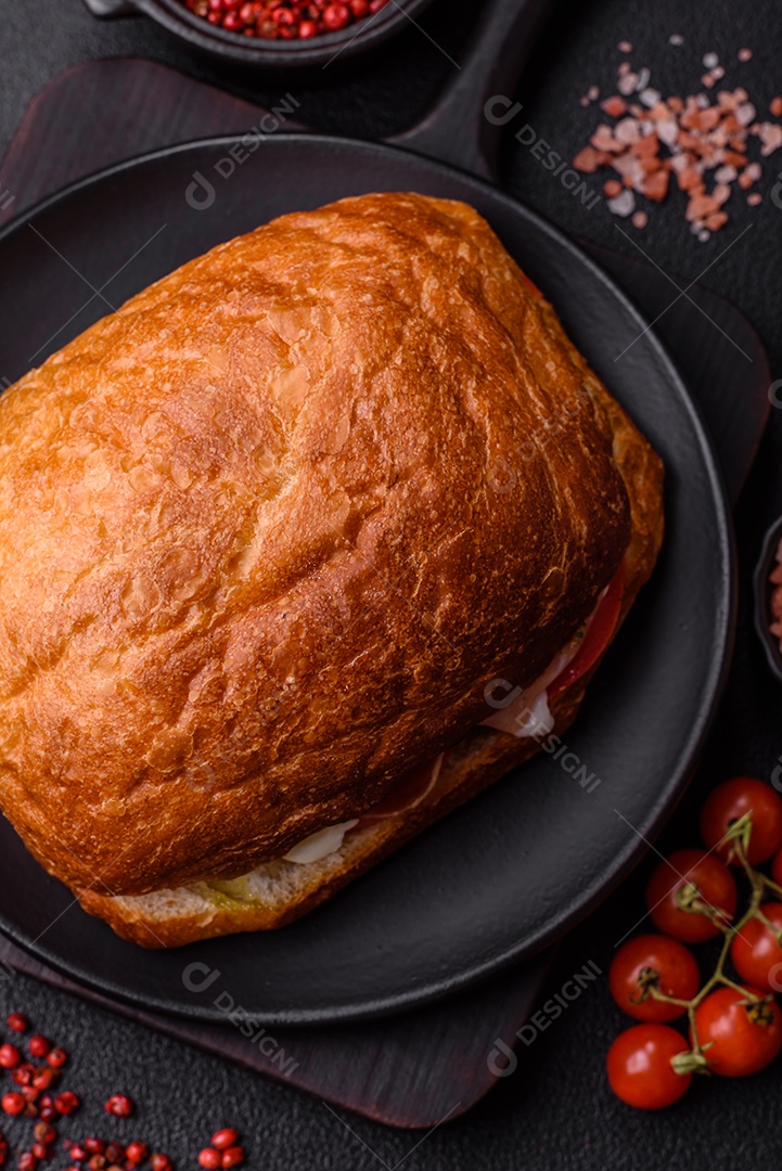 Sanduíche saboroso em uma mesa de concreto