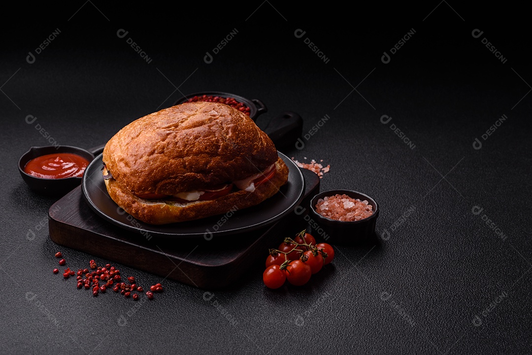 Sanduíche saboroso em uma mesa de concreto