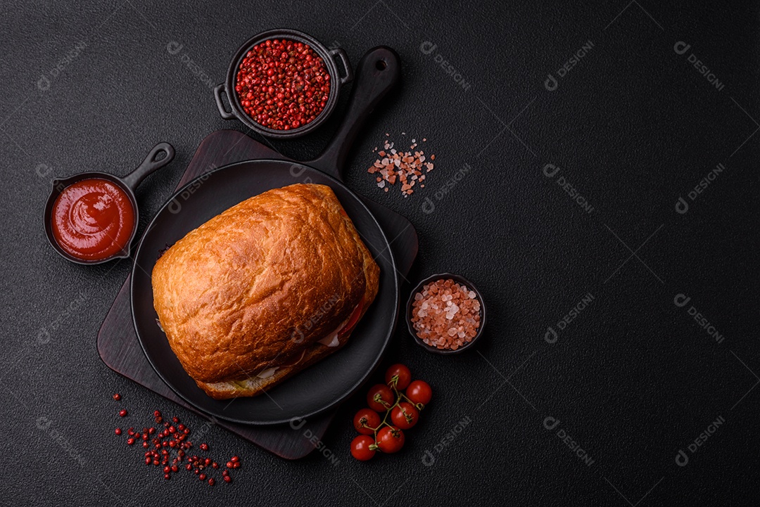 Sanduíche saboroso em uma mesa de concreto