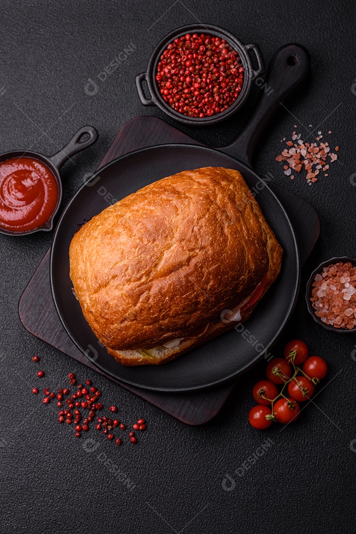 Sanduíche saboroso em uma mesa de concreto