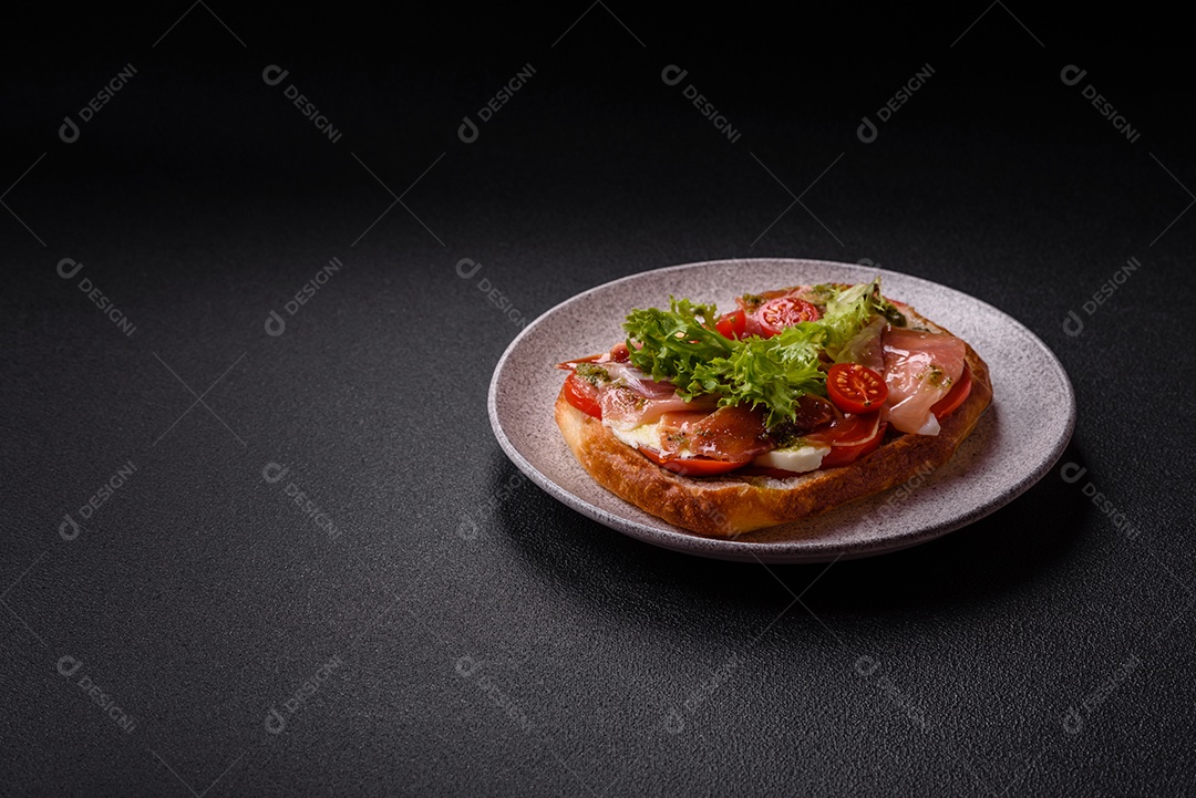 Sanduíche saboroso em uma mesa de concreto