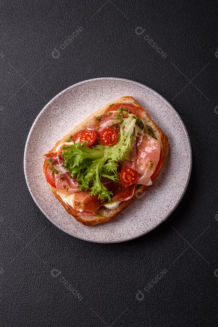 Sanduíche saboroso em uma mesa de concreto