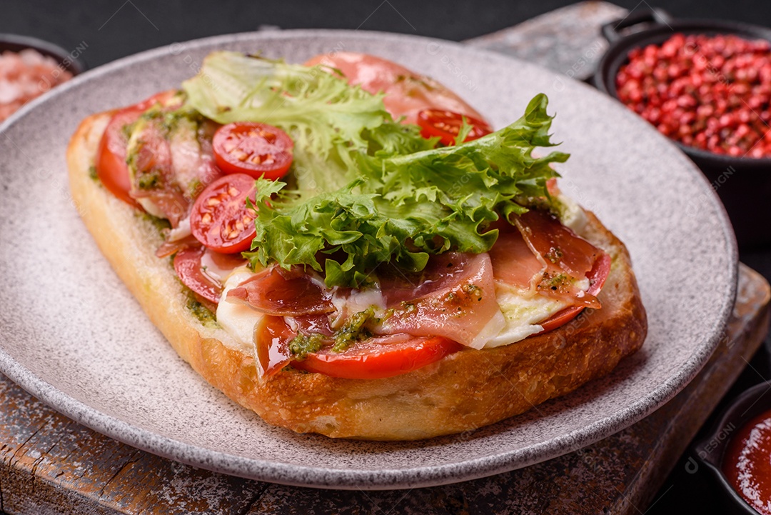 Sanduíche saboroso em uma mesa de concreto