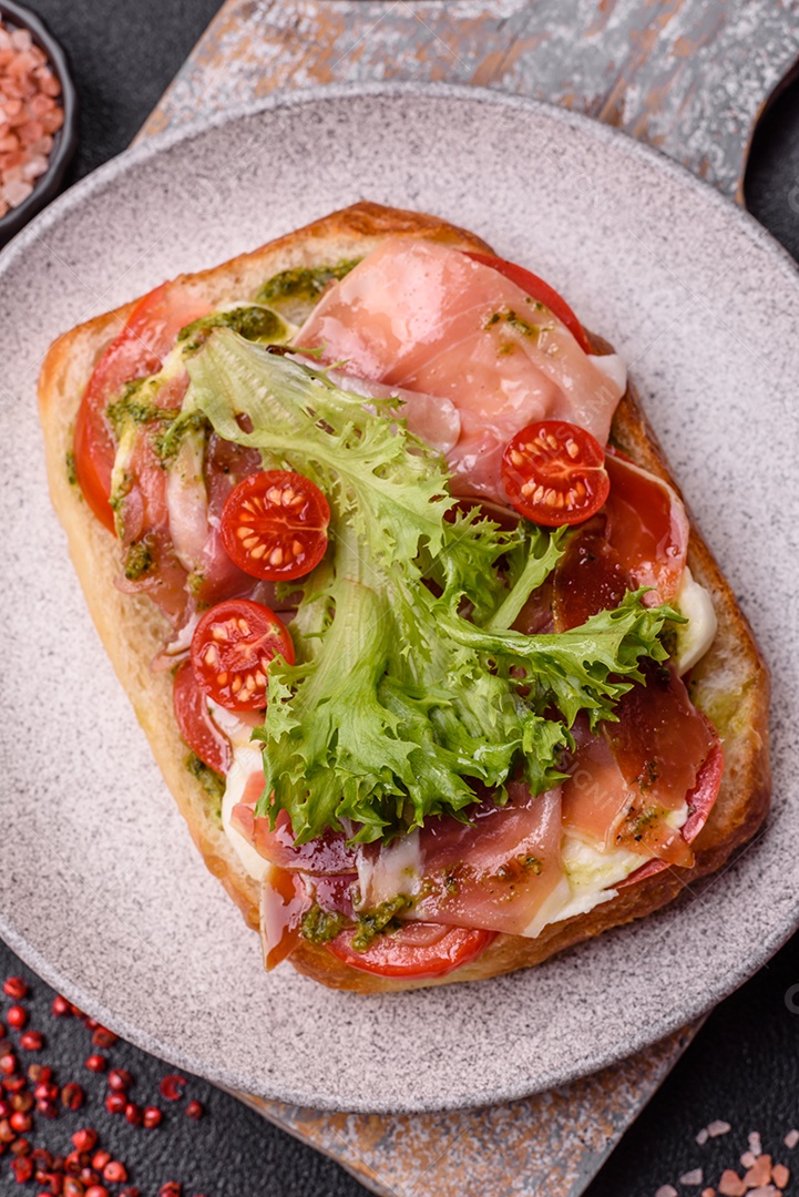 Sanduíche saboroso em uma mesa de concreto