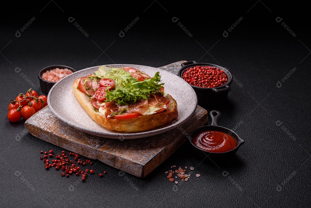 Sanduíche saboroso em uma mesa de concreto