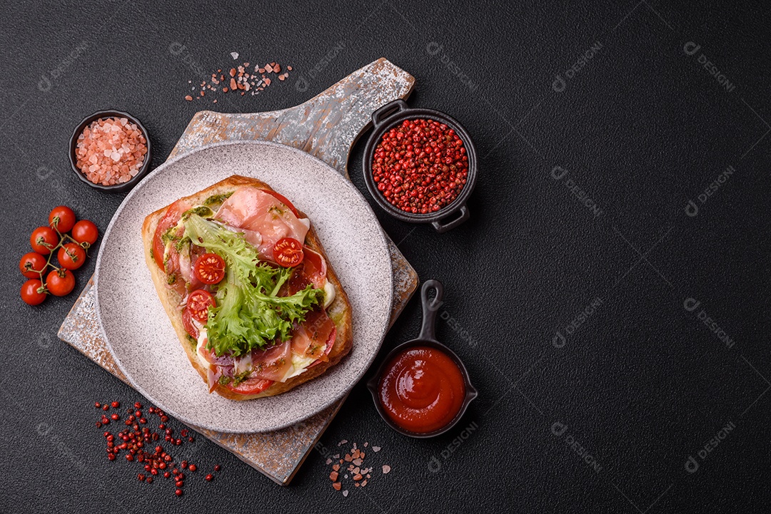 Sanduíche saboroso em uma mesa de concreto
