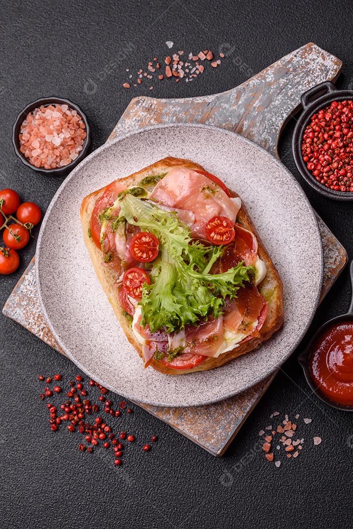 Sanduíche saboroso em uma mesa de concreto