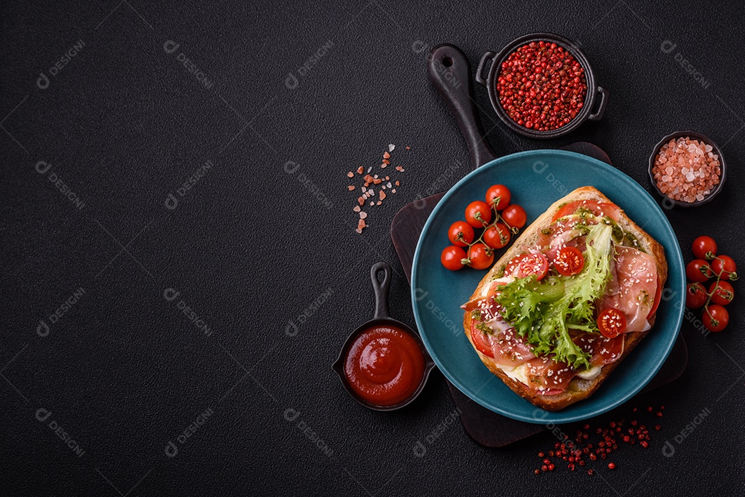 Sanduíche saboroso em uma mesa de concreto