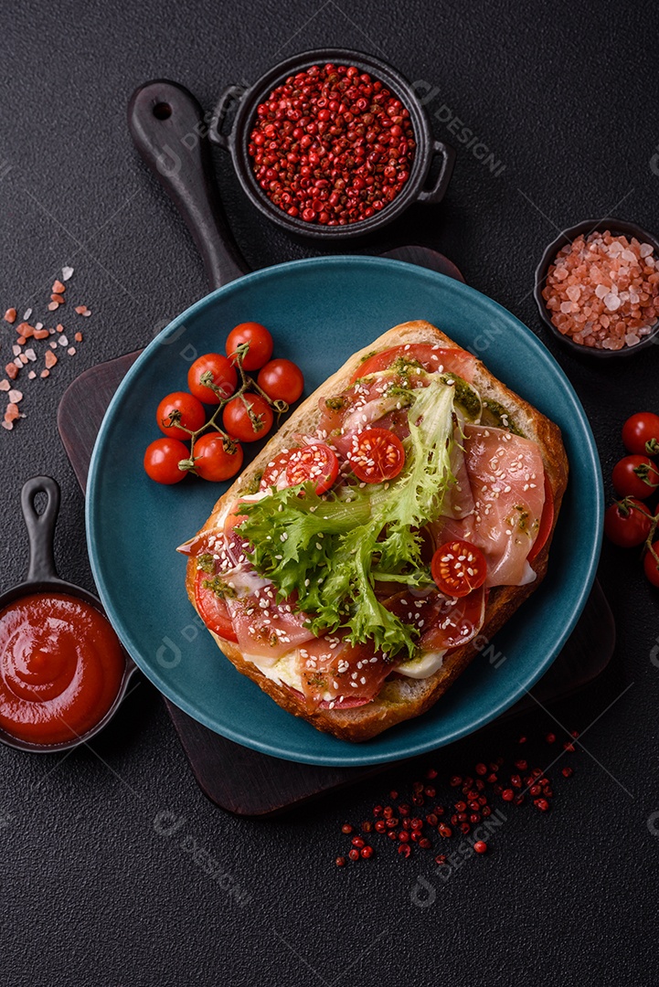 Sanduíche saboroso em uma mesa de concreto