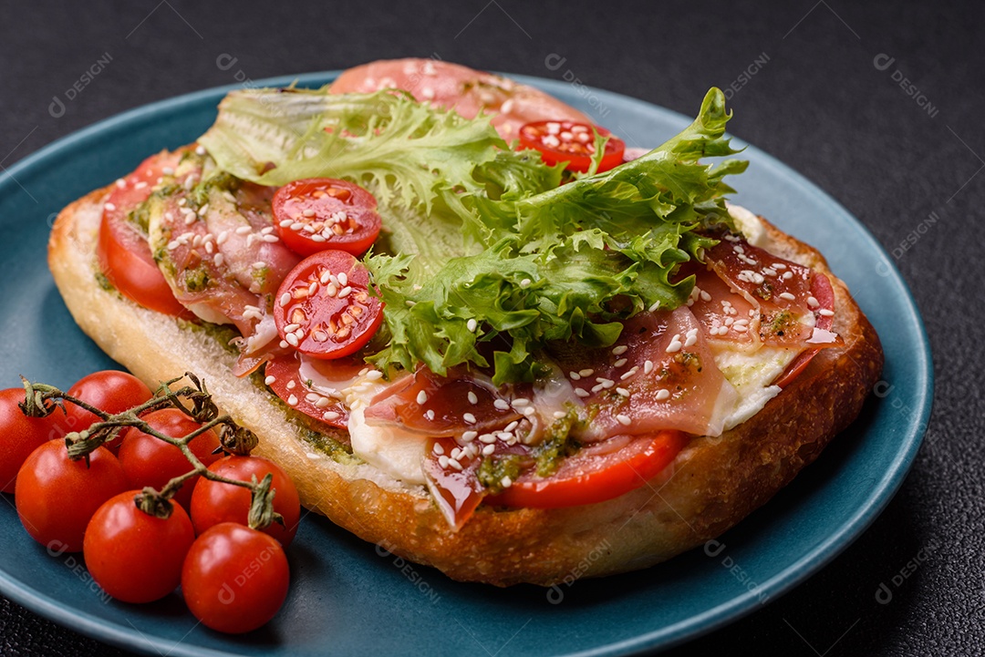 Sanduíche saboroso em uma mesa de concreto