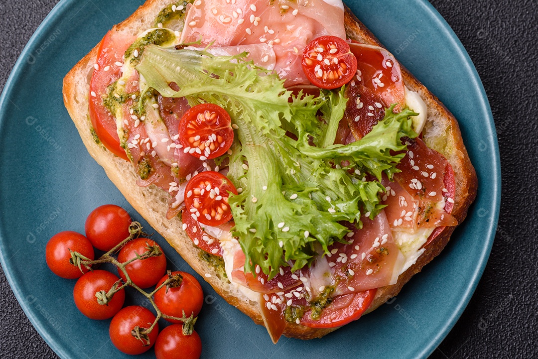 Sanduíche saboroso em uma mesa de concreto