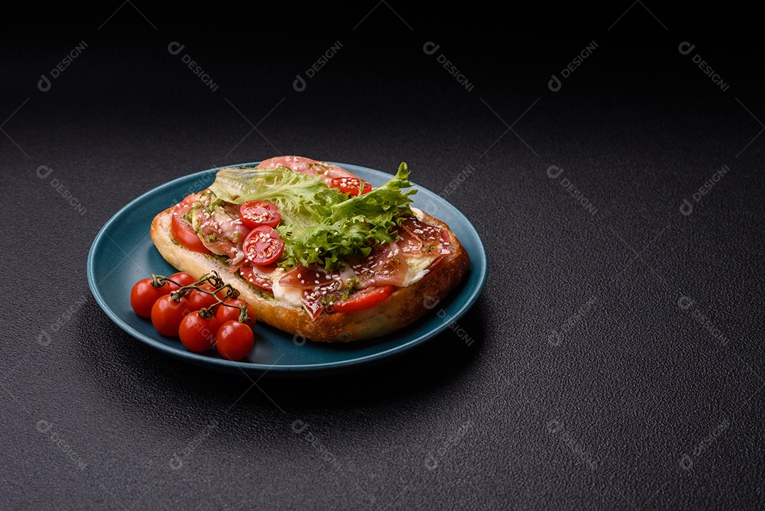 Sanduíche saboroso em uma mesa de concreto