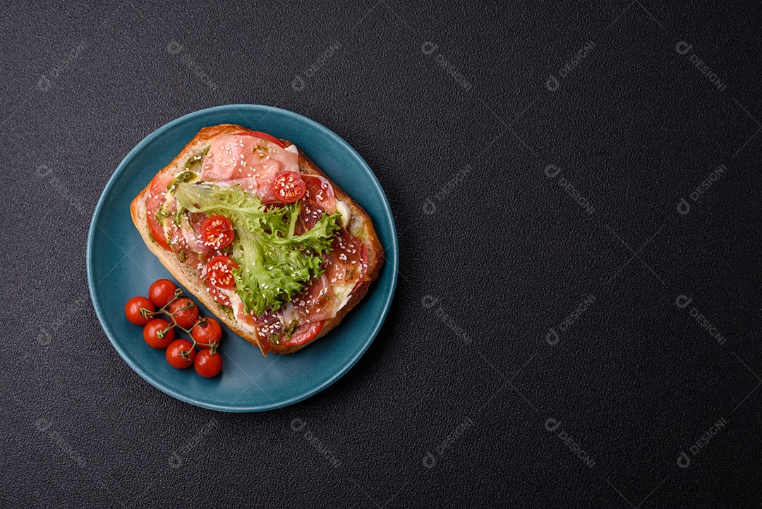 Sanduíche saboroso em uma mesa de concreto