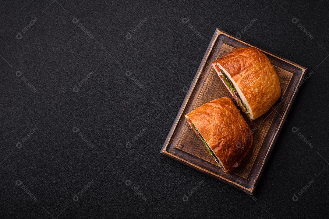 Sanduíche saboroso em uma mesa de concreto