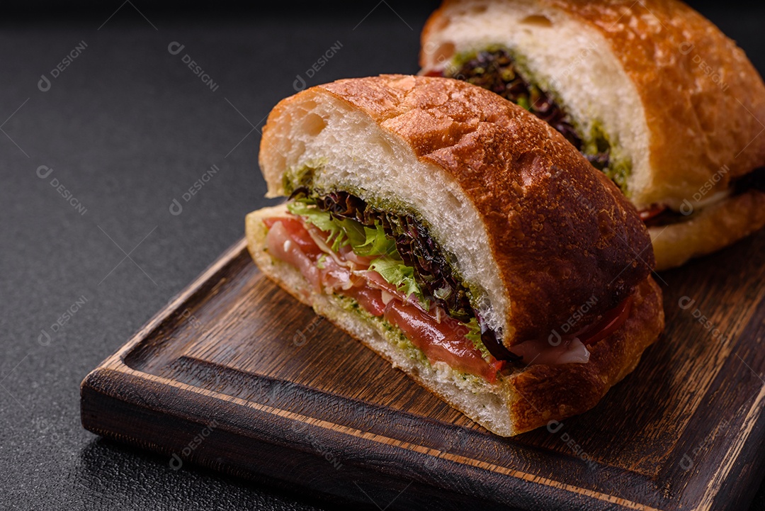 Sanduíche saboroso em uma mesa de concreto