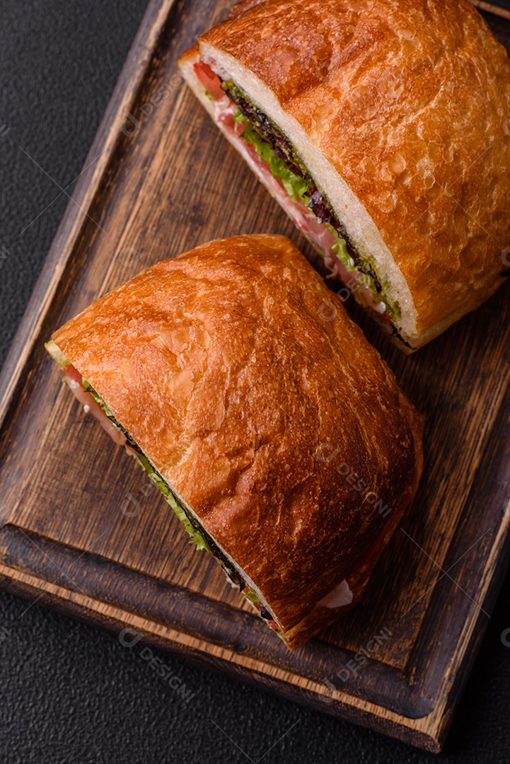 Sanduíche saboroso em uma mesa de concreto