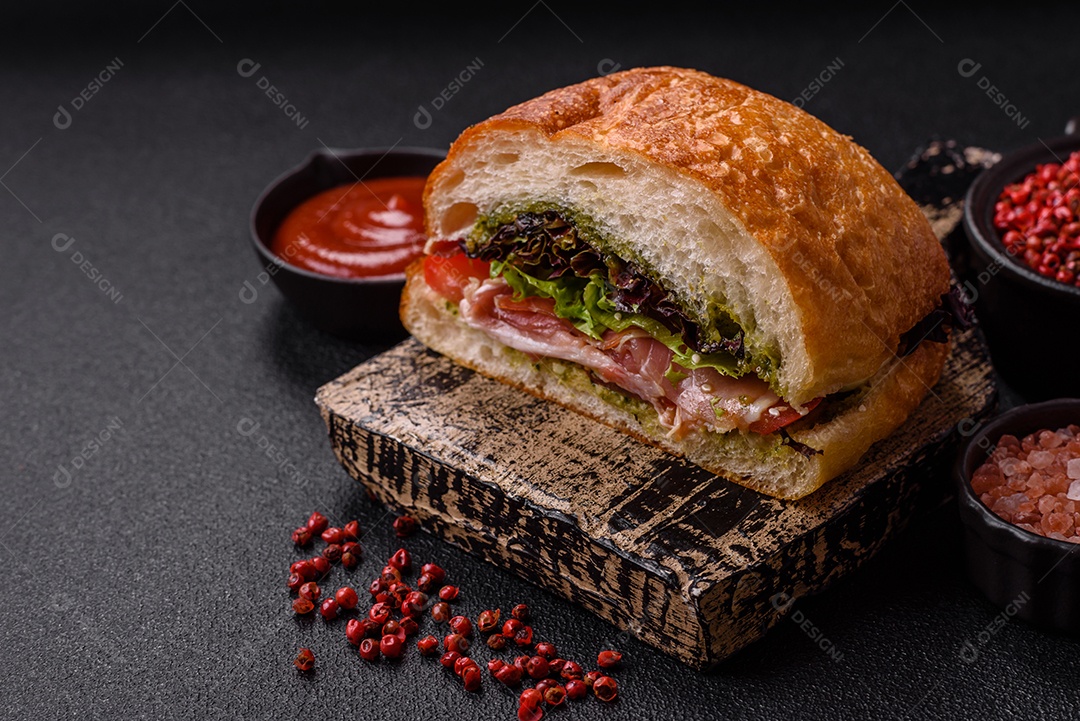 Sanduíche saboroso em uma mesa de concreto