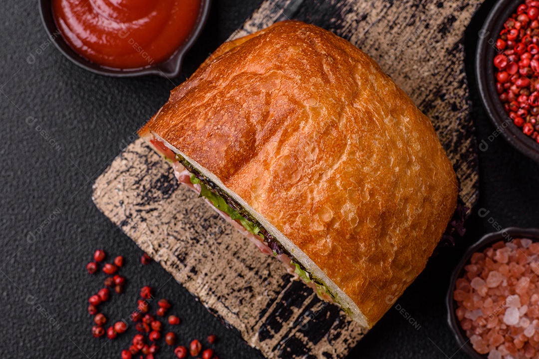 Sanduíche saboroso em uma mesa de concreto