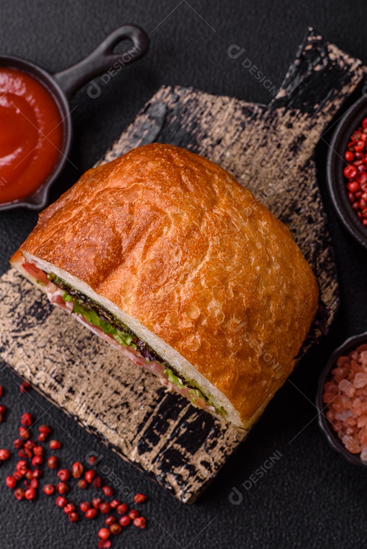 Sanduíche saboroso em uma mesa de concreto