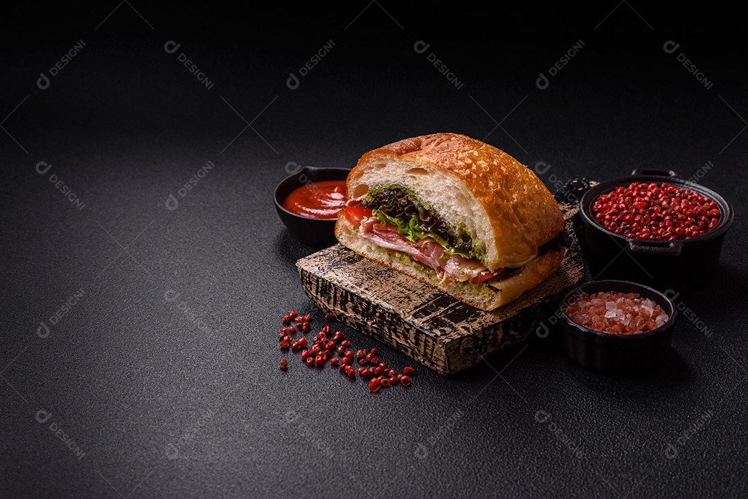 Sanduíche saboroso em uma mesa de concreto
