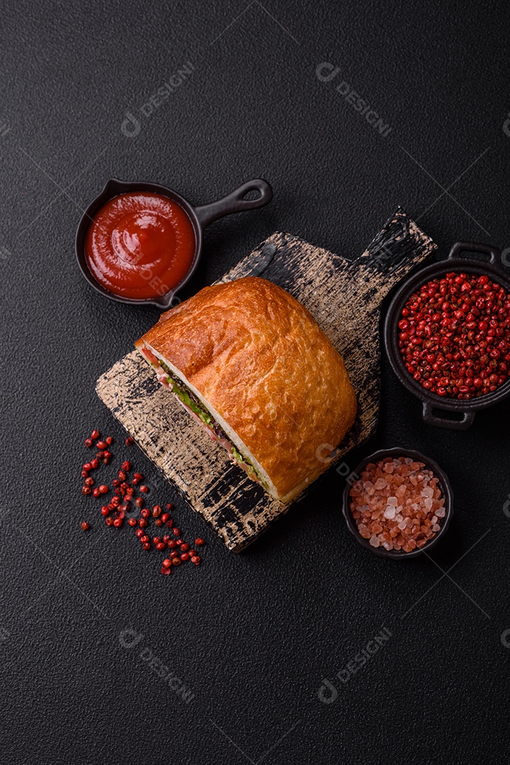 Sanduíche saboroso em uma mesa de concreto