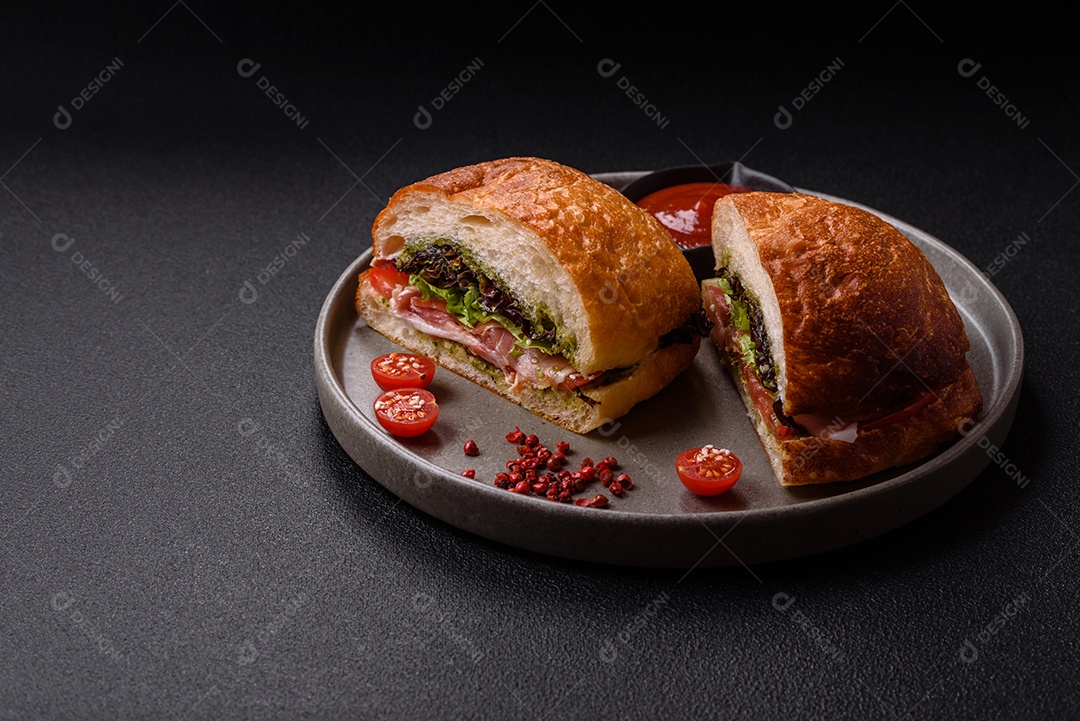 Sanduíche saboroso em uma mesa de concreto
