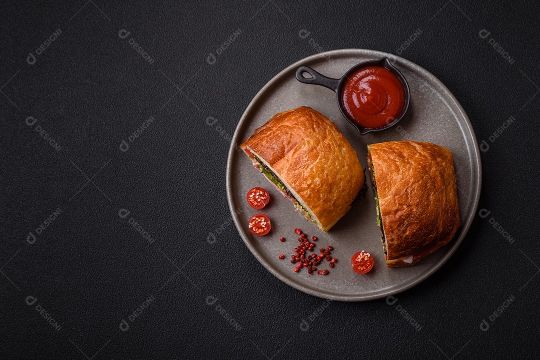 Sanduíche saboroso em uma mesa de concreto