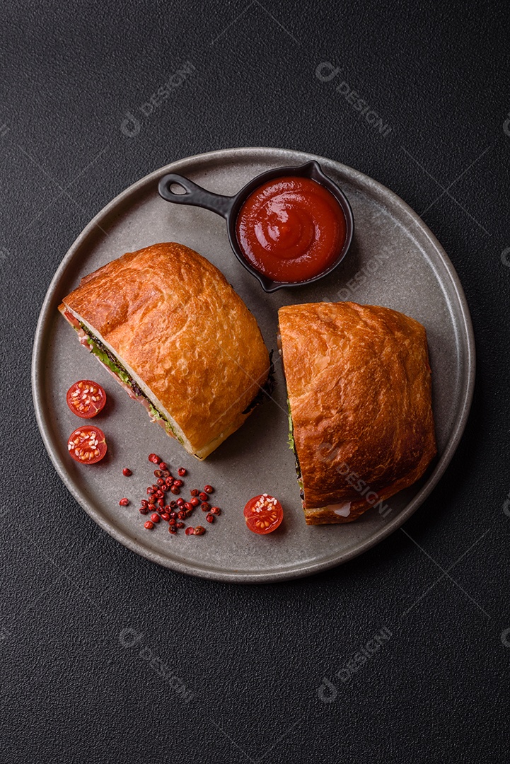 Sanduíche saboroso em uma mesa de concreto