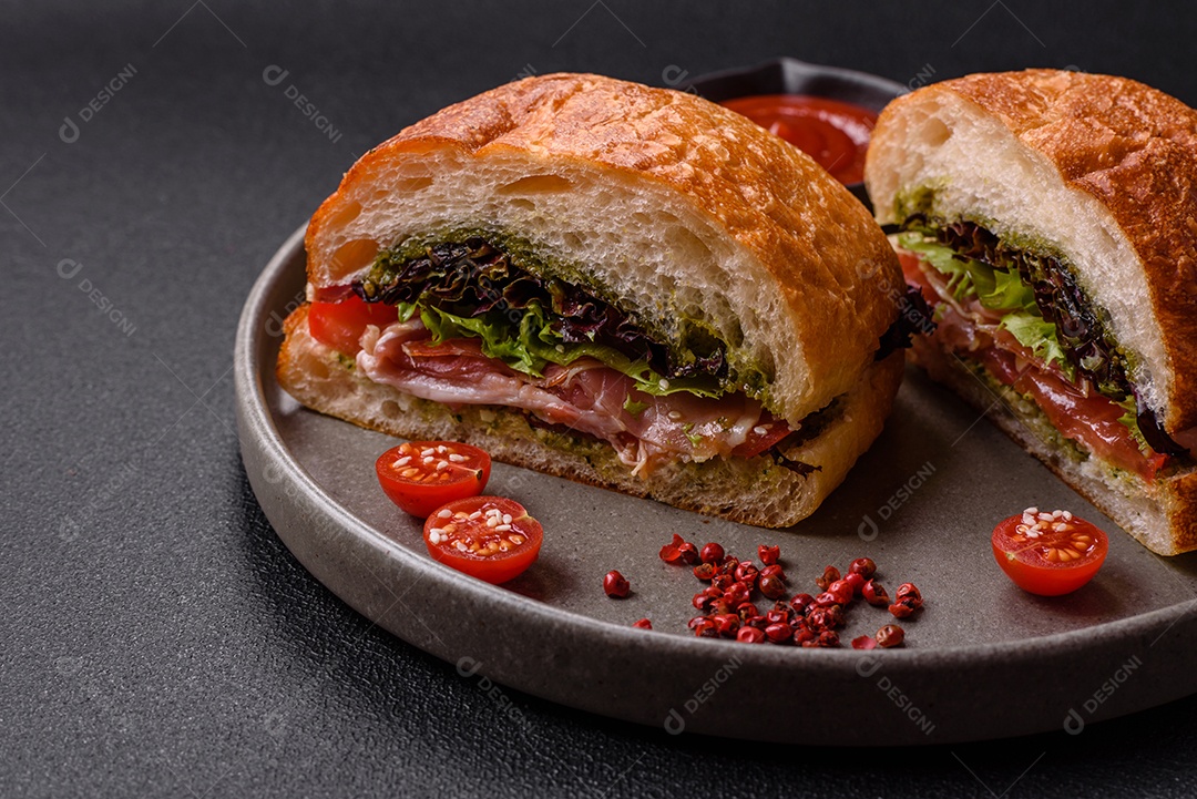 Sanduíche saboroso em uma mesa de concreto