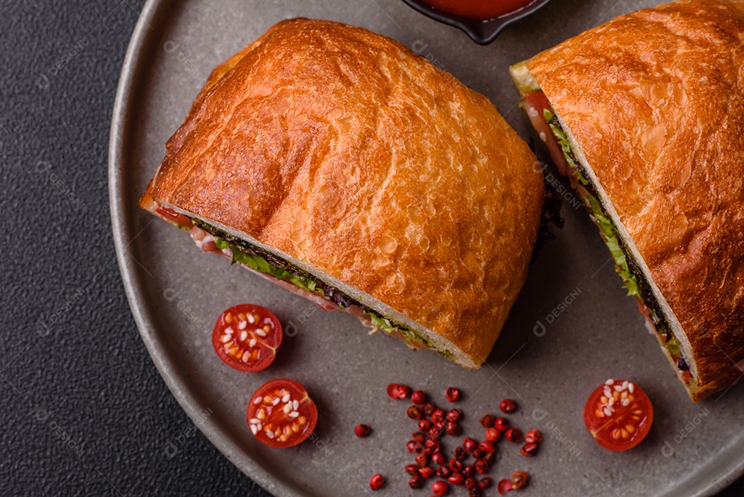 Sanduíche saboroso em uma mesa de concreto